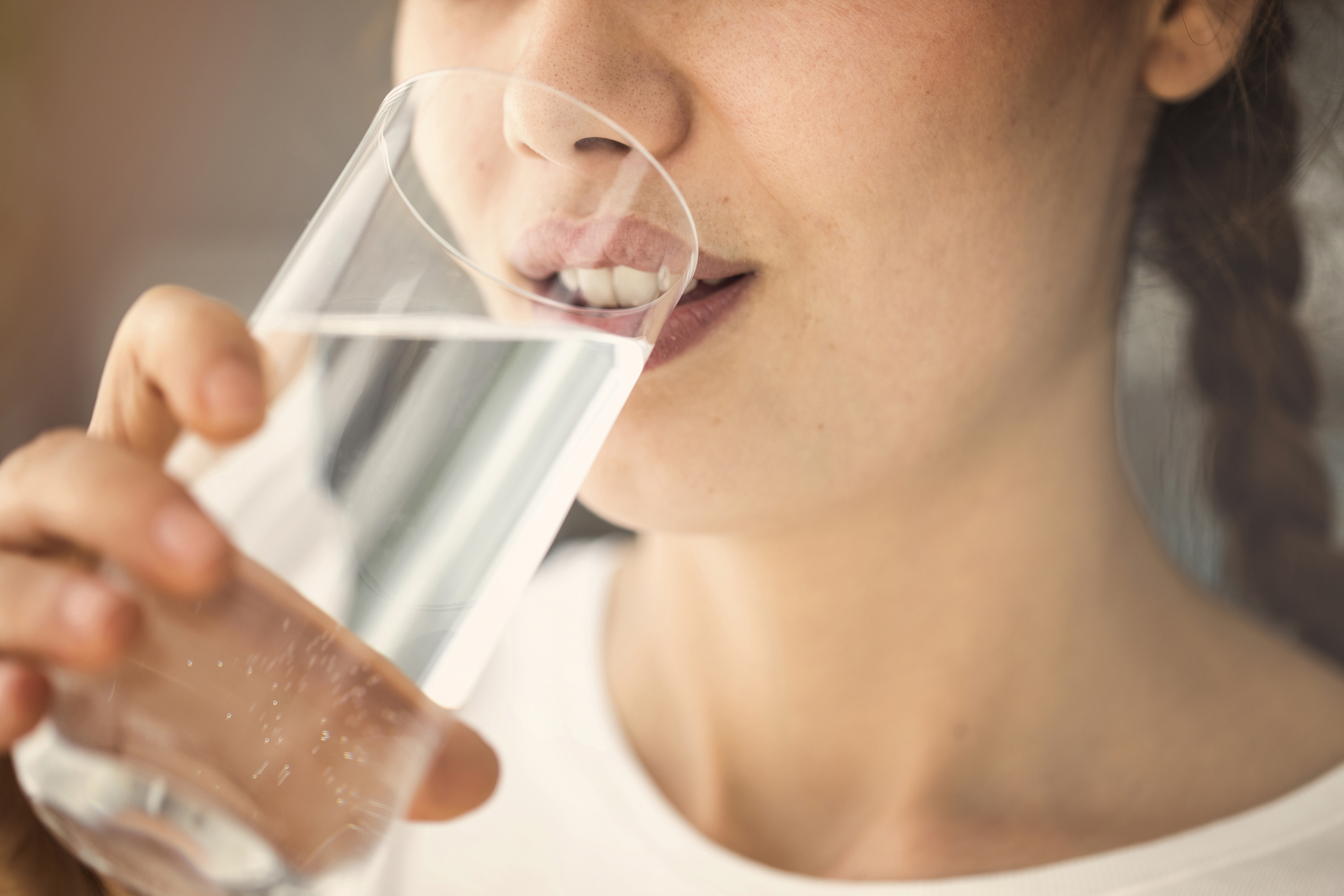 Areas of Application, Frau trinkt Wasser aus einem Glas