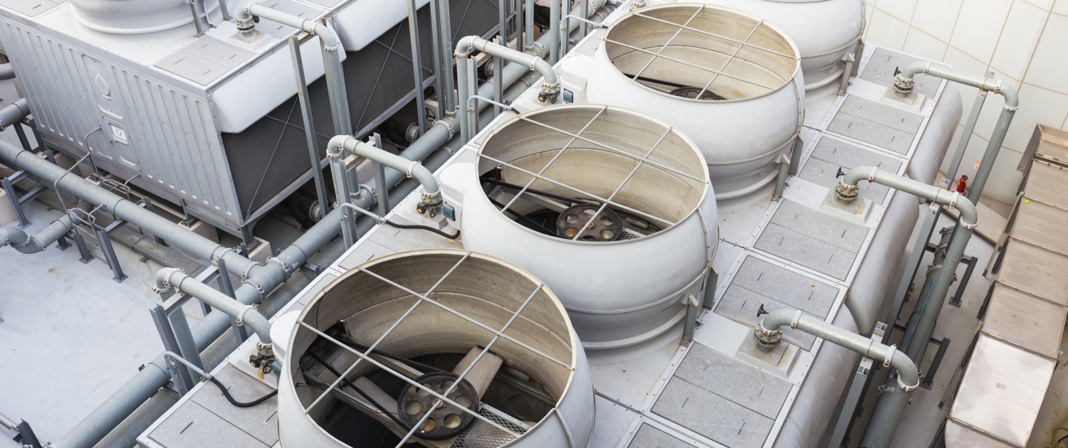 Wasserkühler stehen auf dem Dach einer Fabrik
